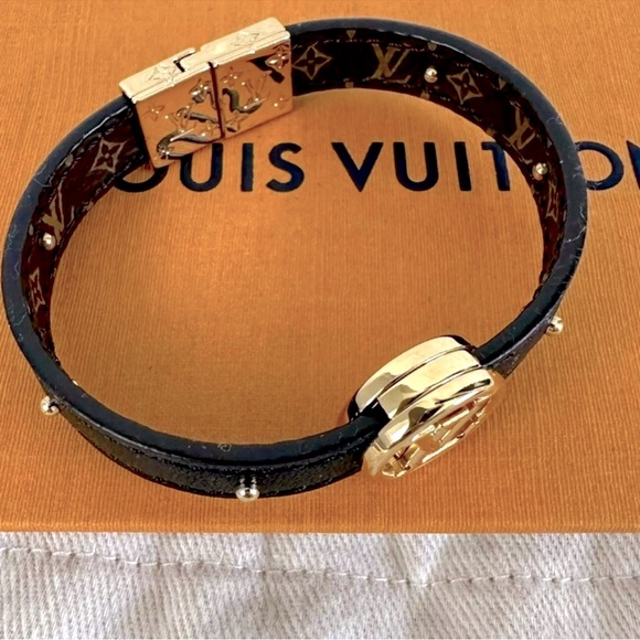 NEW Auth Louis VUITTON Bracelet LV Circle
Reversible Monogram + Receipt Sz 17 - Picture 2 of 8
